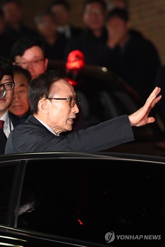 Ảnh: Hàn Quốc bắt khẩn cấp cựu Tổng thống Lee Myung-bak lúc nửa đêm